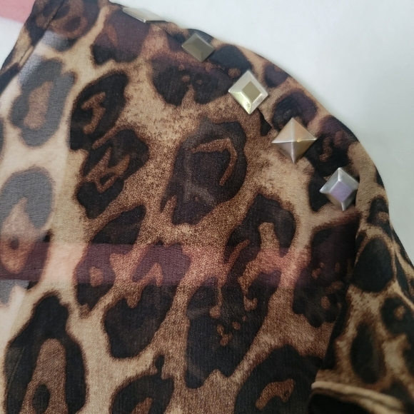 Hi-lo cheetah print blouse - Picture 3 of 10